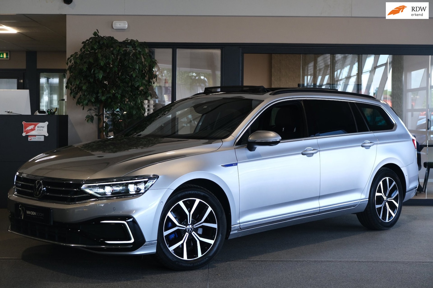 Volkswagen Passat - 1.4 TSI PHEV GTE 218 PK Pano Trek Virtual Navi 360Cam Acc - AutoWereld.nl