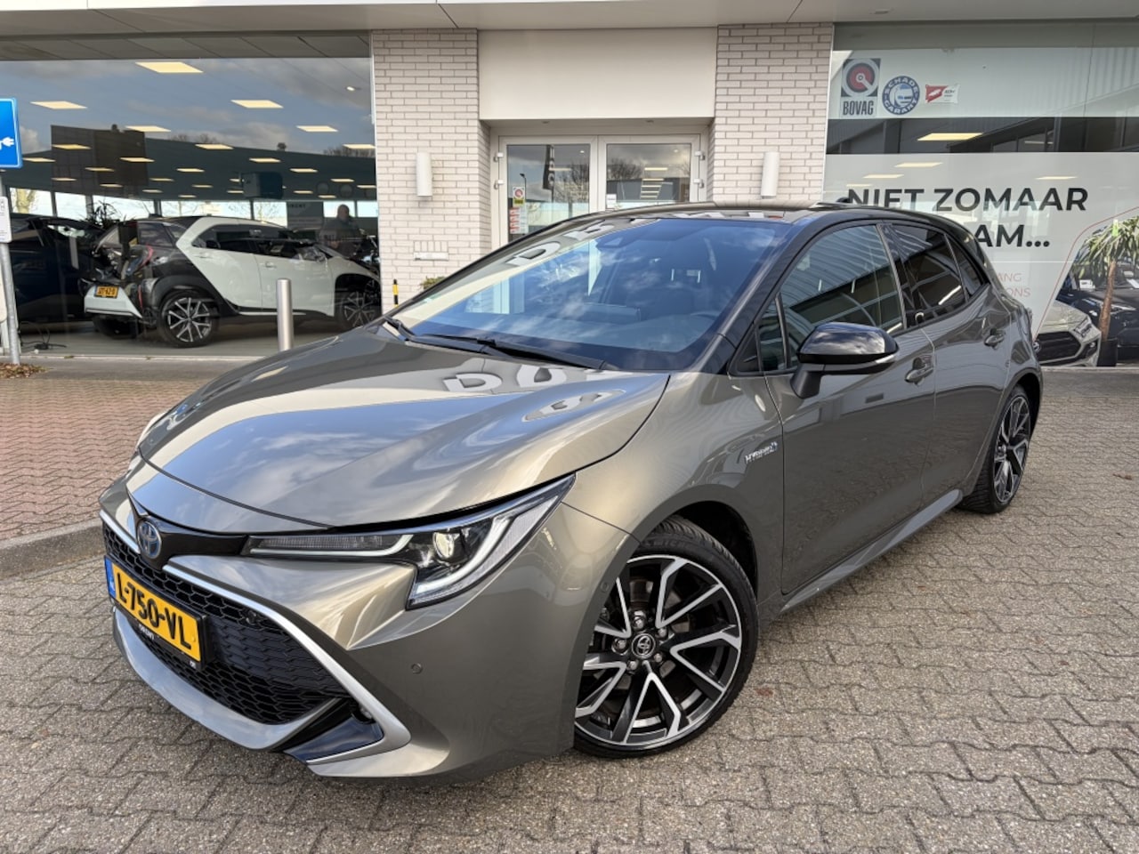 Toyota Corolla - 2.0 Hybrid Executive | Bi-tone | Stoelverwarming | Sensoren V/A - AutoWereld.nl