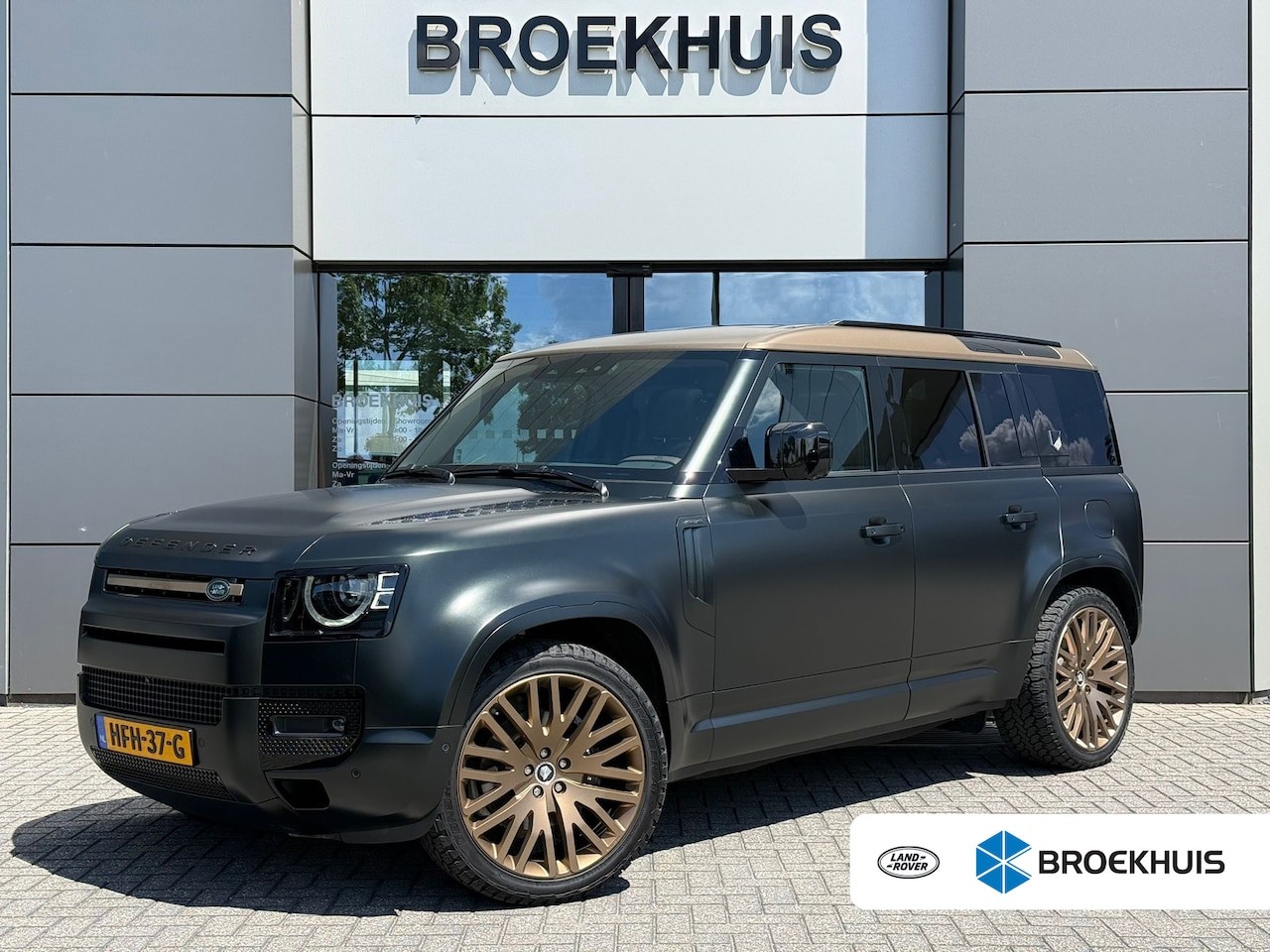 Land Rover Defender 110 - and Rover P300e X-Dynamic HSE Midnight Emerald Green Satin | Heritige Customs | Tweed inte - AutoWereld.nl