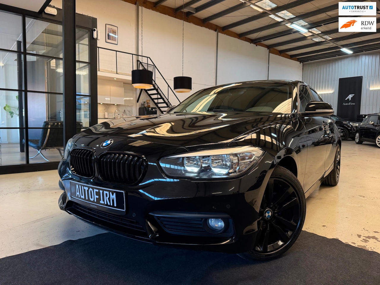 BMW 1-serie - 118i Steptronic 136PK Dealer onderhouden Navigatie Boordcomputer Parkeersensoren voor en a - AutoWereld.nl