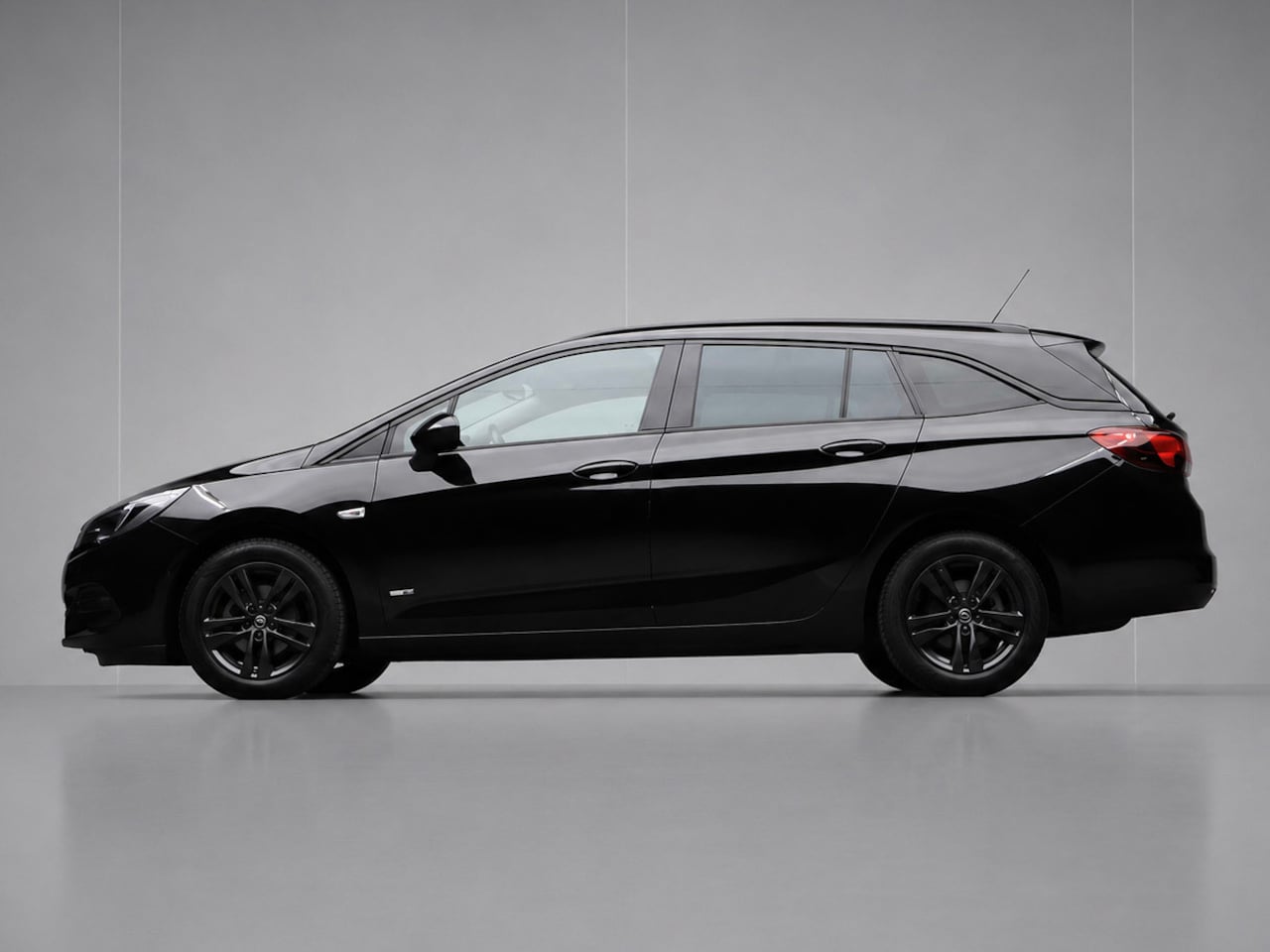 Opel Astra Sports Tourer - 1.2 Design & Tech Sport (APPLE CARPLAY,NAVI,CAMERA,PDC,CLIMATE,CRUISE,GETINT,SPORTSTOELEN, - AutoWereld.nl