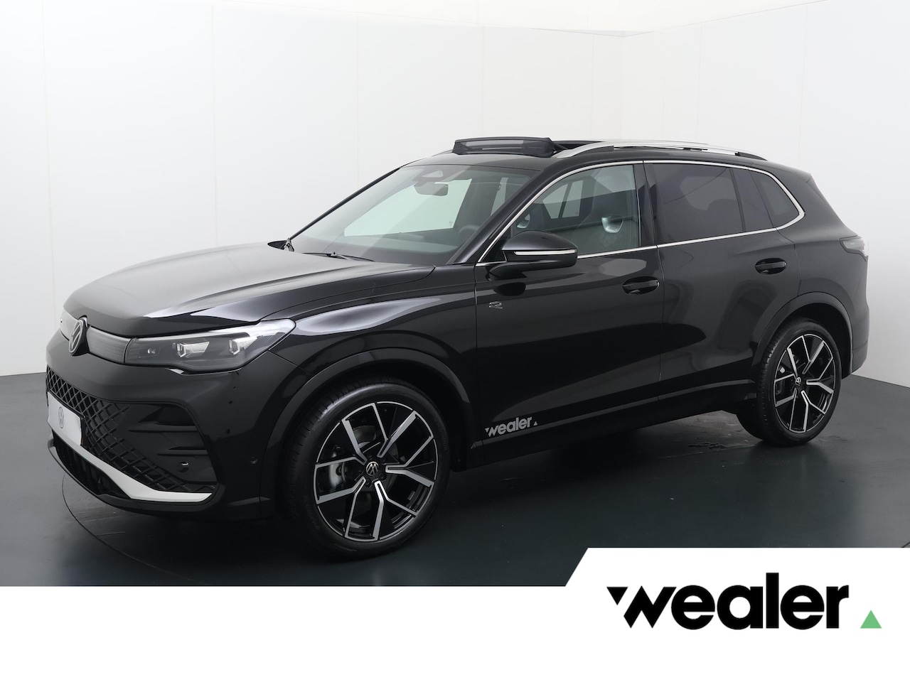 Volkswagen Tiguan - R-Line-Edition 1.5 110 kW / 150 pk eTSI Automaat | Wegklapbare trekhaak | Panoramadak | St - AutoWereld.nl