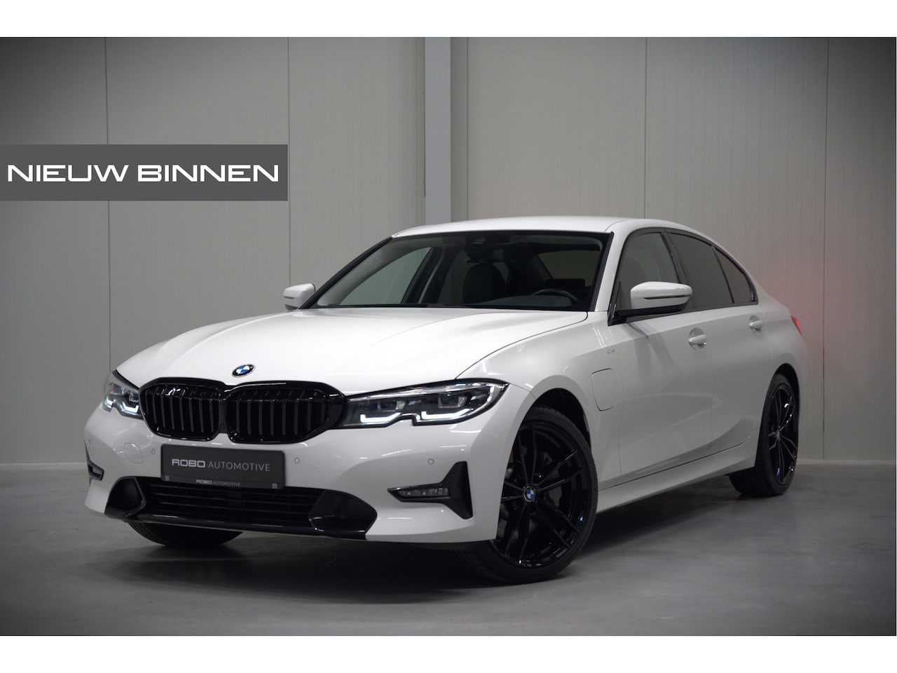 BMW 3-serie - 330e eDrive Edition High Executive | Stoelverwarming | Navigatie | Apple Carplay | Parkeer - AutoWereld.nl