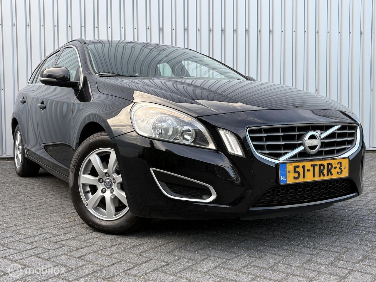 Volvo V60 - 1.6 T3 Momentum | Leder | NAP | Trekhaak | Navi | Volledige onderhoudshistorie | - AutoWereld.nl