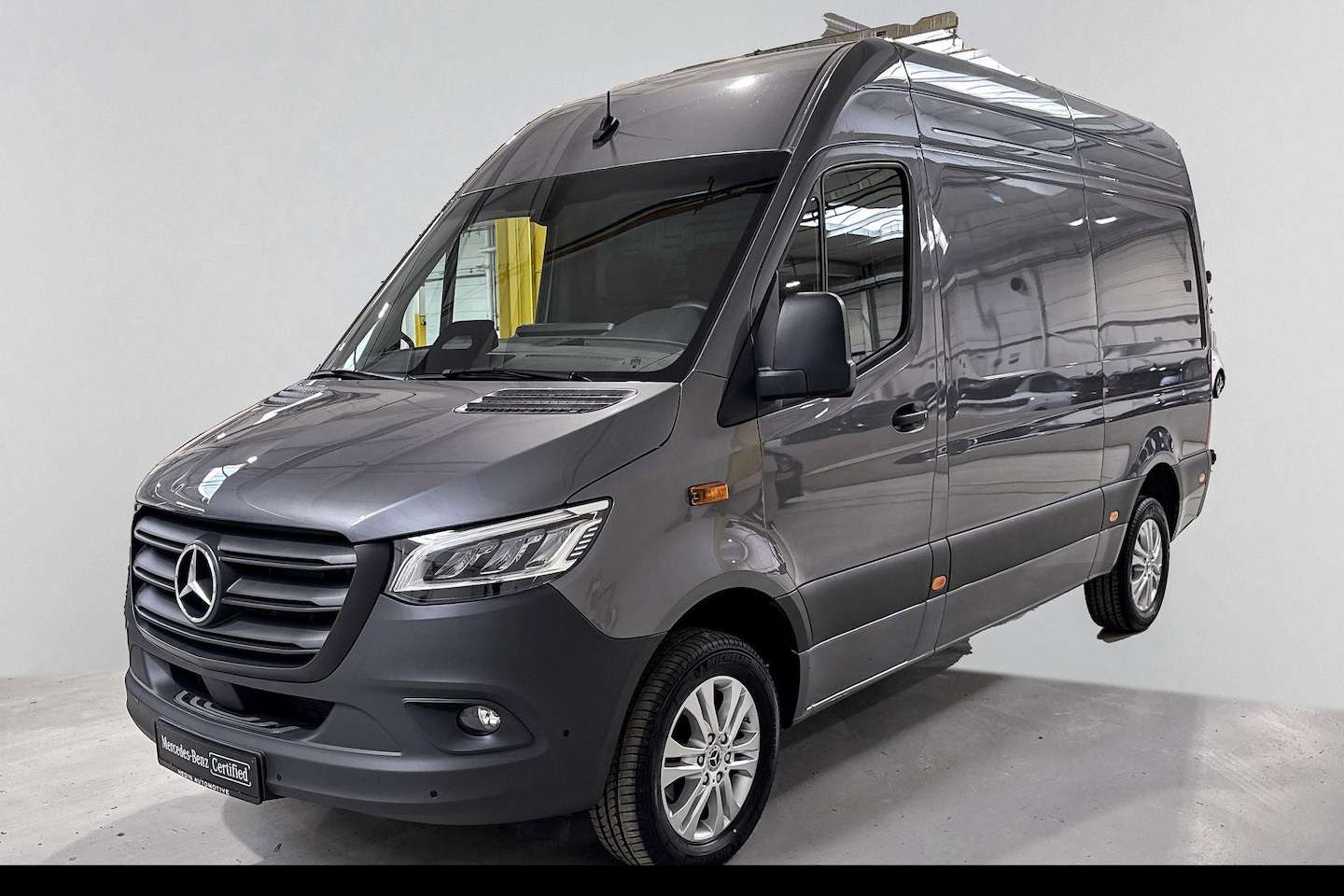 Mercedes-Benz Sprinter - 317 Diesel L2/H2 Automaat RWD | LED | Parkpilot | Stoelverwarming | Airco | Zijwindassiste - AutoWereld.nl