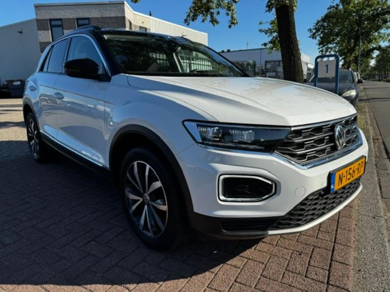 Volkswagen T-Roc - 1.0 TSI Style Beats Airco,Navigatie,Camera,Panoramadak - AutoWereld.nl