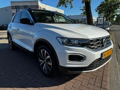 Volkswagen T-Roc - 1.0 TSI Style Beats Airco, Navigatie, Camera, Panoramadak