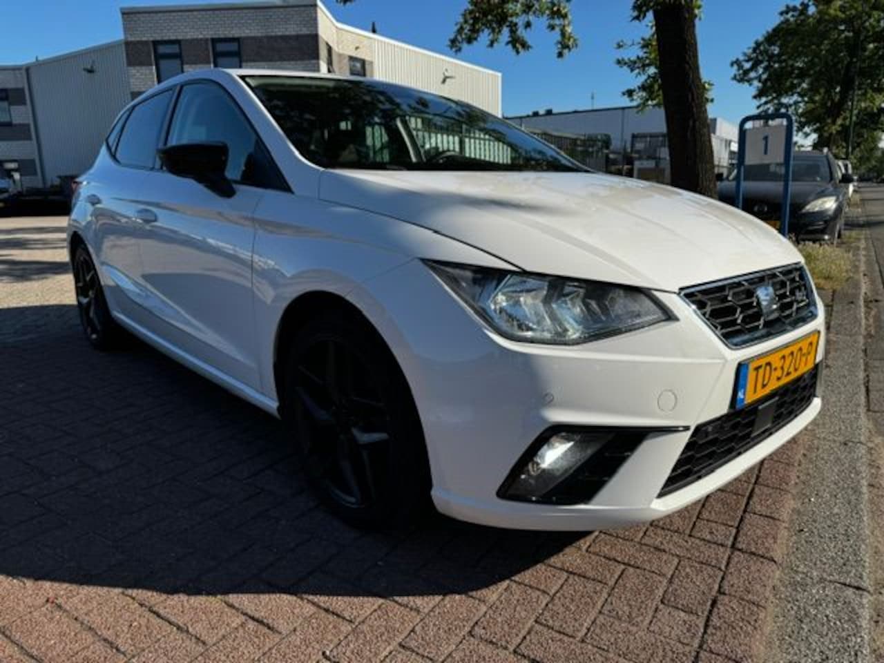 SEAT Ibiza - 1.6 TDI FR 5deurs Airco/ECC,Cruisecontrol,Navigatie - AutoWereld.nl