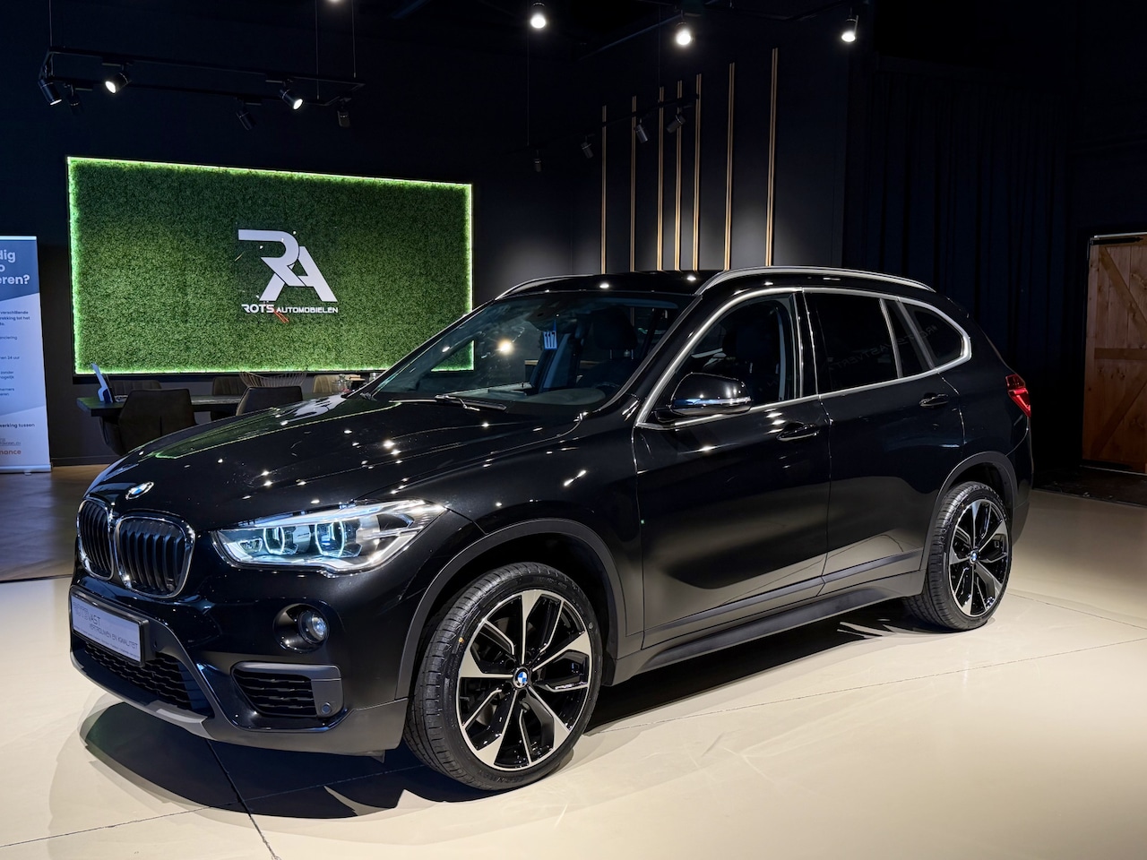 BMW X1 - xDrive20i Exe Aut Navi|LED|Cruis|PDC|Carplay Zwart - AutoWereld.nl