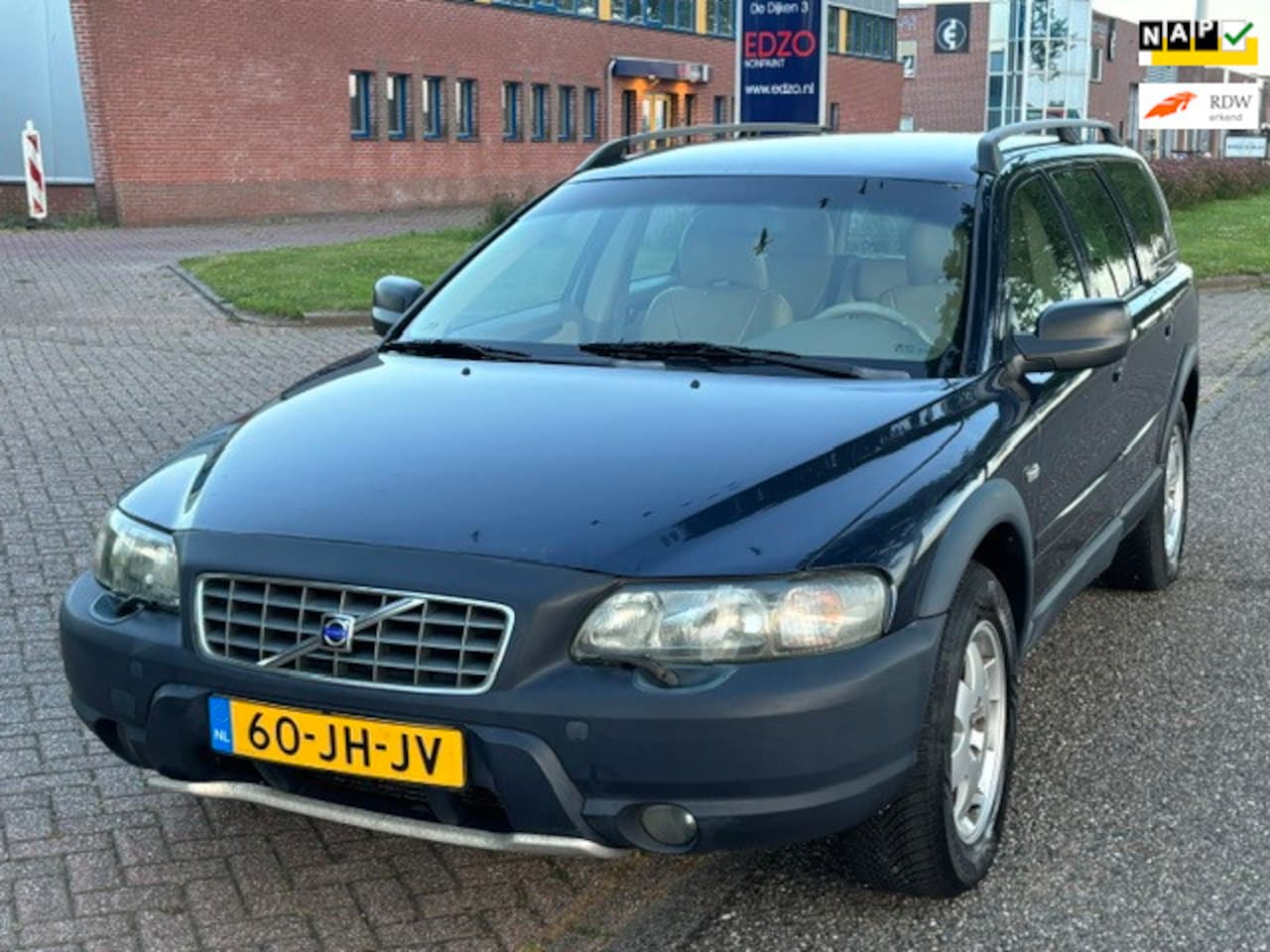 Volvo V70 Cross Country - 2.4 T Comfort Line ECC Audio/Navigatie Elect. pakket LMV 16" Ledert Cruise Trekhaak Dealer - AutoWereld.nl