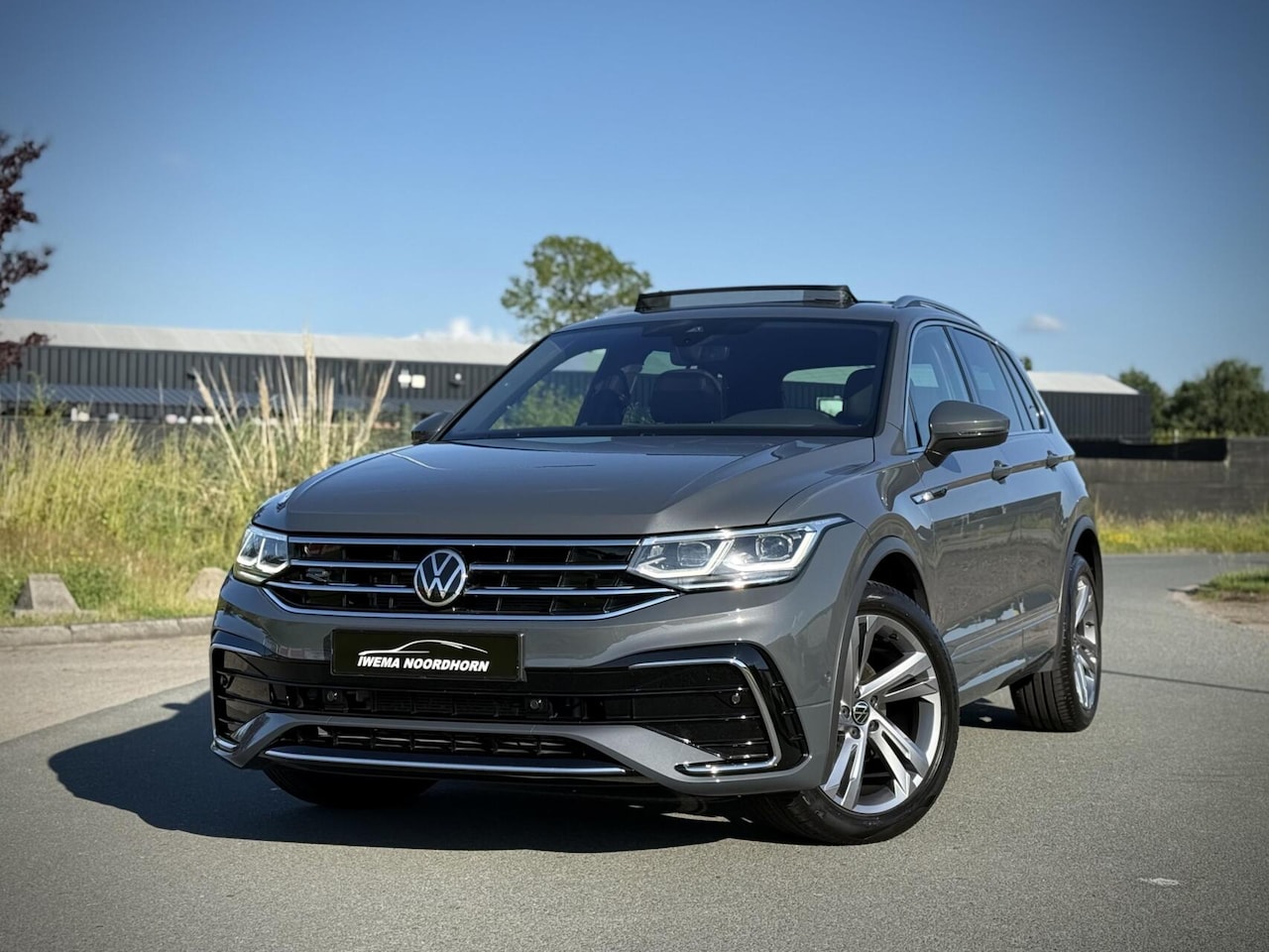 Volkswagen Tiguan - 1.5 TSI R-Line Panoramadak|Leer|Elektr. verst. stoelen|Camera|Keyless|Sfeerverlichting|Vir - AutoWereld.nl