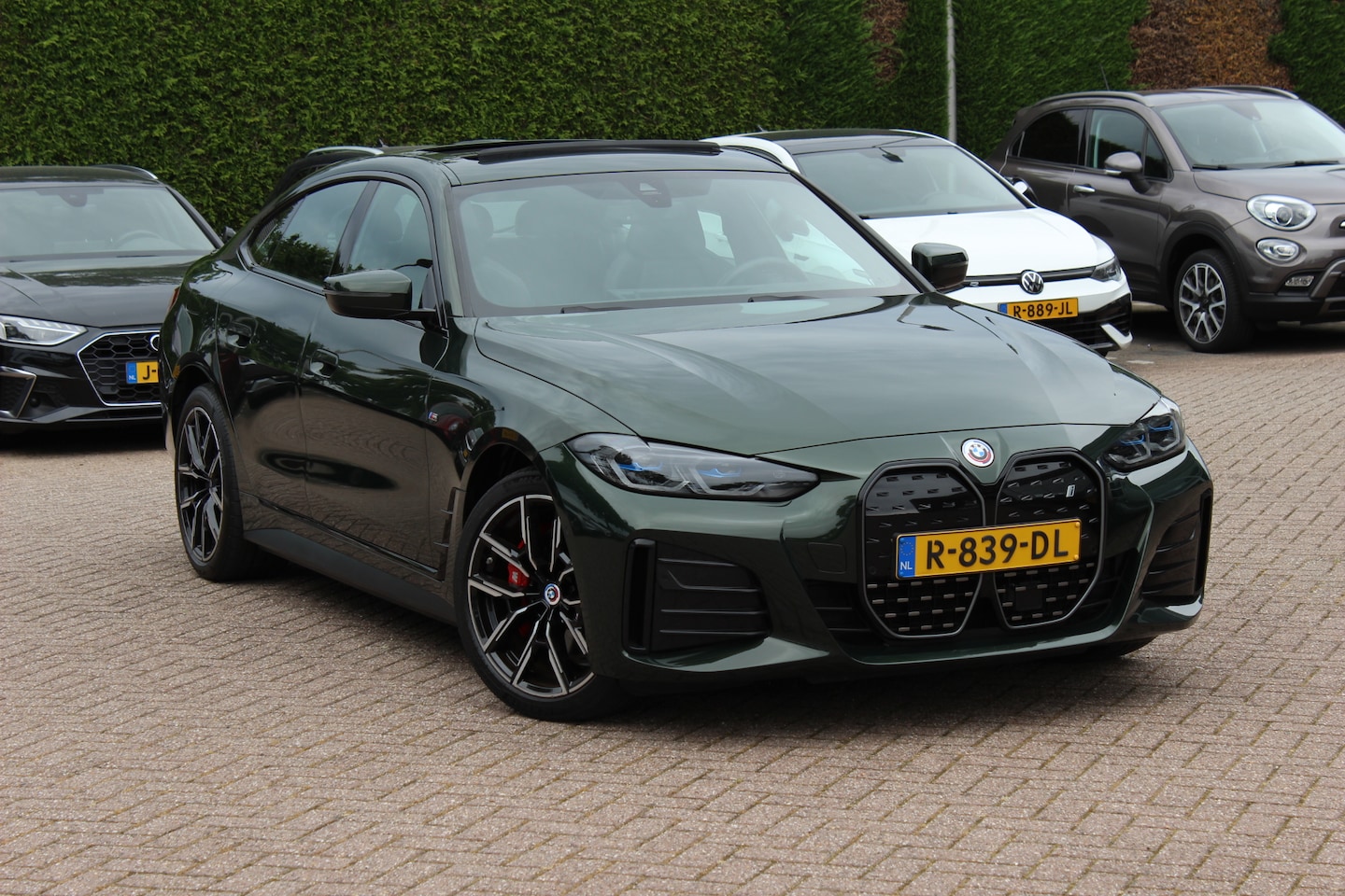BMW i4 - eDrive40 High Executive 84 kWh / SoH 99% / Trekhaak / Schuifdak / Camera / Head-up / Leder - AutoWereld.nl