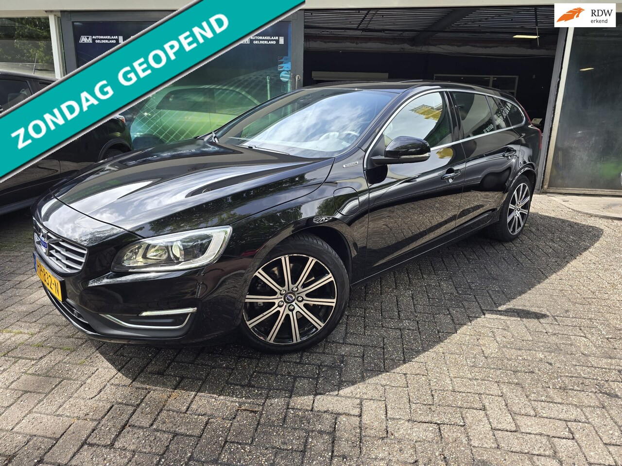 Volvo V60 - 2.4 D6 Twin Engine R-Design | 12MND GARANTIE | FULL OPTIONS | SCHUIFDAK | ACC | NAVI | - AutoWereld.nl