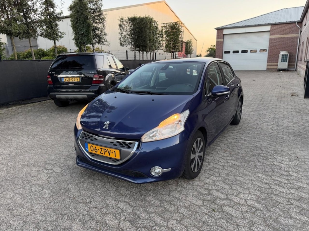 Peugeot 208 - 1.4 E-HDI automaat navi Clima trekh. APK 6-27 - AutoWereld.nl