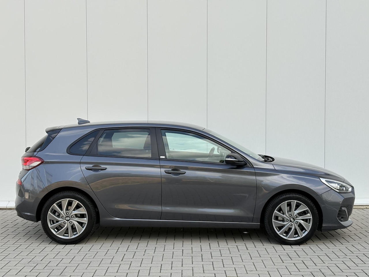 Hyundai i30 - 1.4 T-GDI Passion | CAM | Stuurverw | Stoelverw. | CLIMATE CONTR.| LED | Carplay | LKA | D