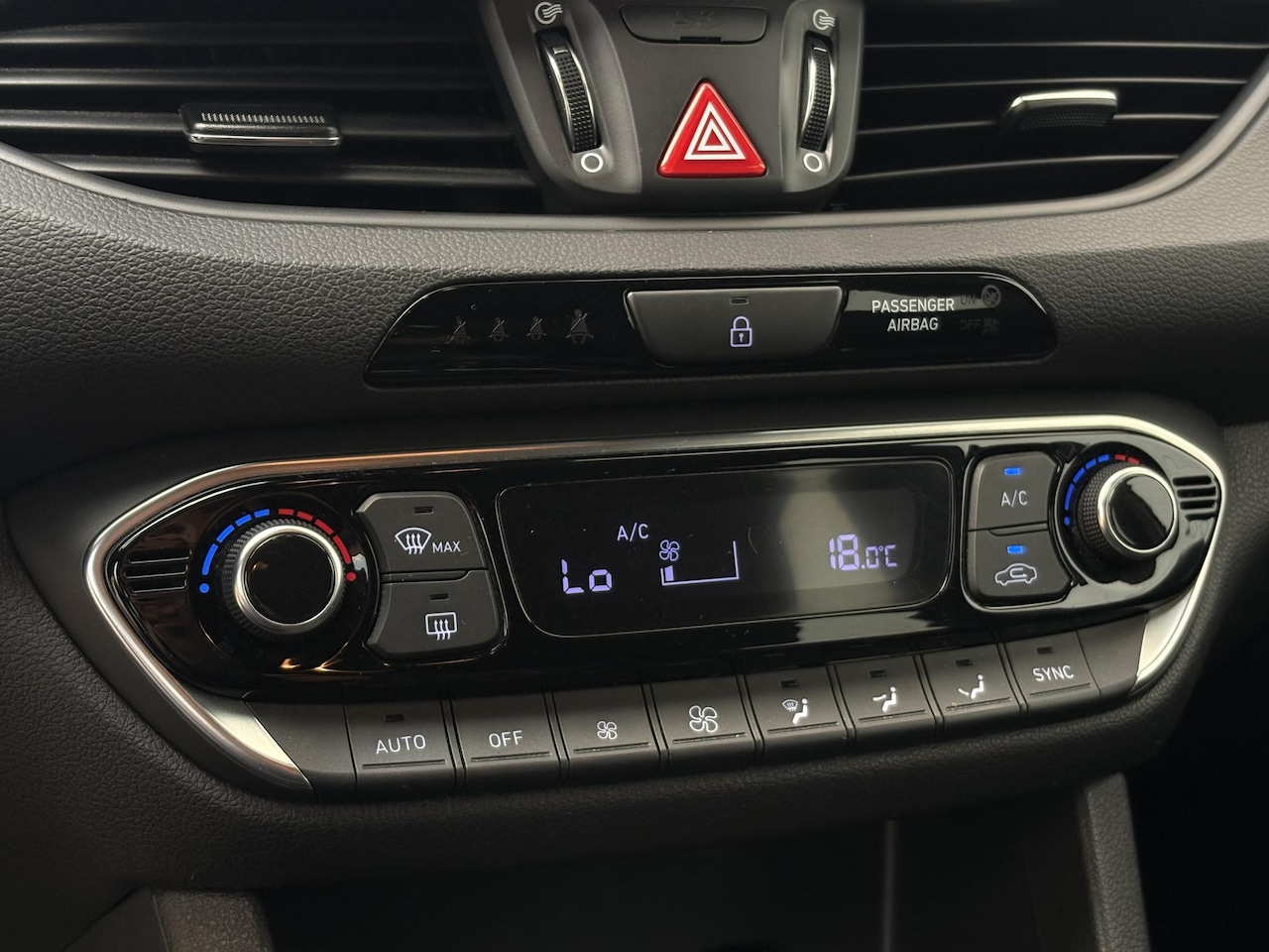 Hyundai i30 - 1.4 T-GDI Passion | CAM | Stuurverw | Stoelverw. | CLIMATE CONTR.| LED | Carplay | LKA | D
