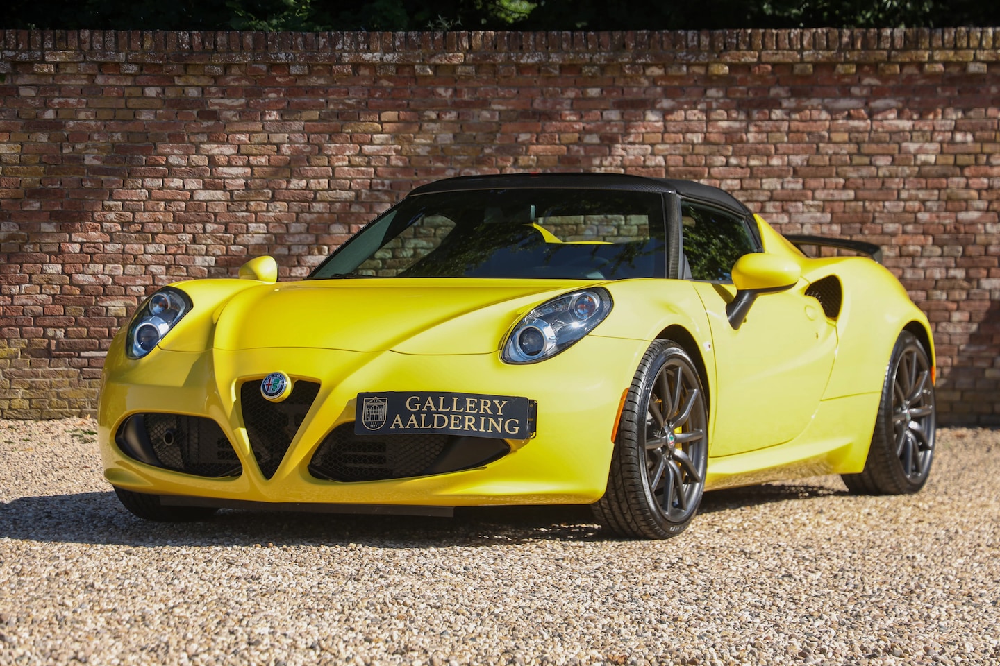 Alfa Romeo 4C Spider - 1750 "With Pogea upgrades" Additional options ordered from the factory: 18" multi-spoke wh - AutoWereld.nl