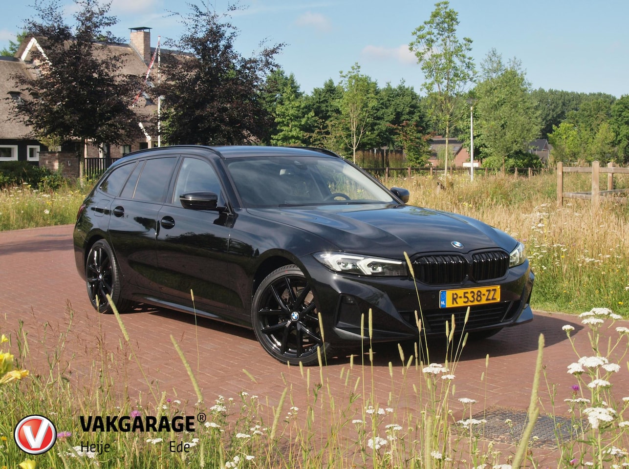 BMW 3-serie Touring - 318i | Facelift model | Apple Carplay | Parkeersensoren | Sportstoelen | 19 Inch | NL-Auto - AutoWereld.nl