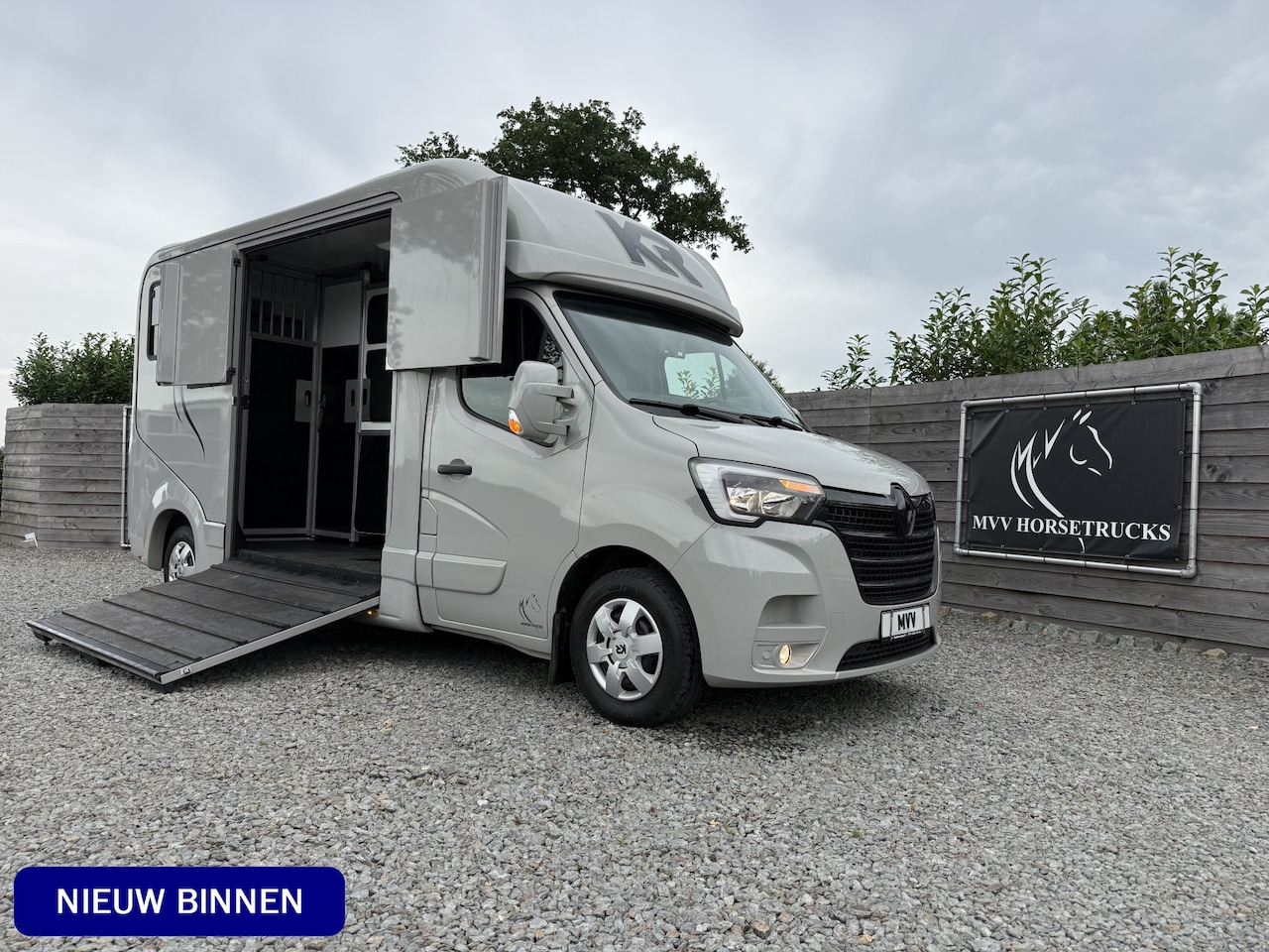 Renault Master - | HORSETRUCK | KRISMAR STALLION 3XL | 2022 DEC. | HENGST | 21.384KM | NIEUWSTAAT | 165PK | - AutoWereld.nl