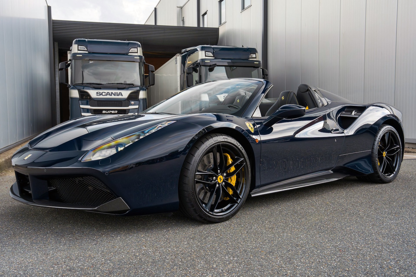 Ferrari 488 - Spider - Blu Pozzi - Carbon Fibre - LED Steering wheel - AutoWereld.nl