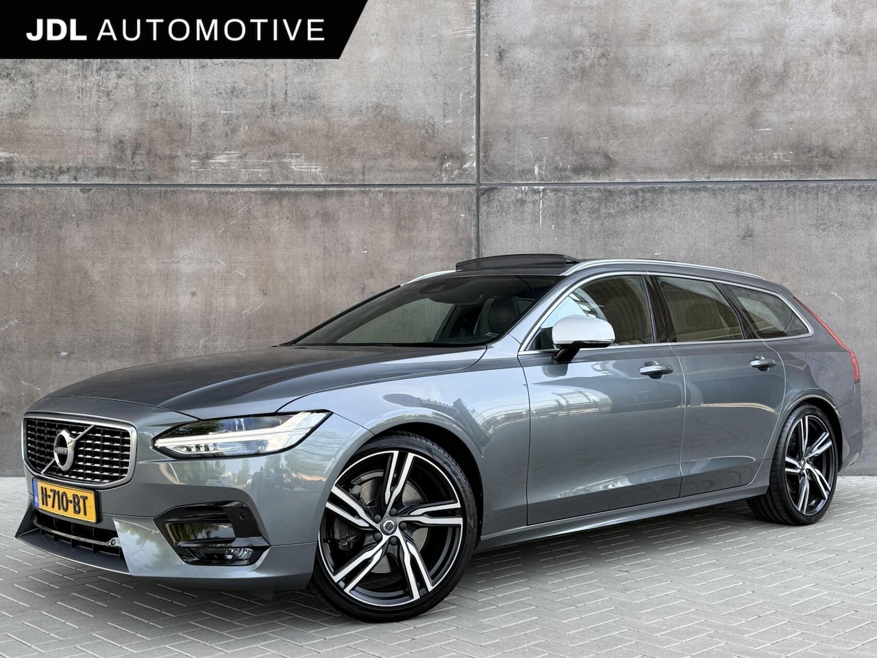 Volvo V90 - 2.0 T4 R-Design | Polestar Engineered | Trekhaak | Panoramdak | HUD | H&K | Memory stoelen - AutoWereld.nl