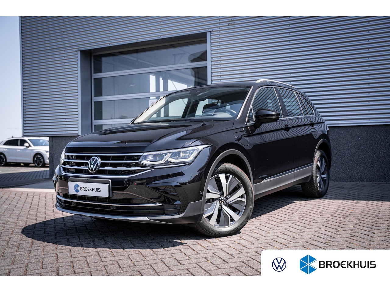 Volkswagen Tiguan - Elegance eHybrid 1.4 TSI 245 PK | Achteruitrijcamera met 360° Surround View | Matrix-LED-k - AutoWereld.nl