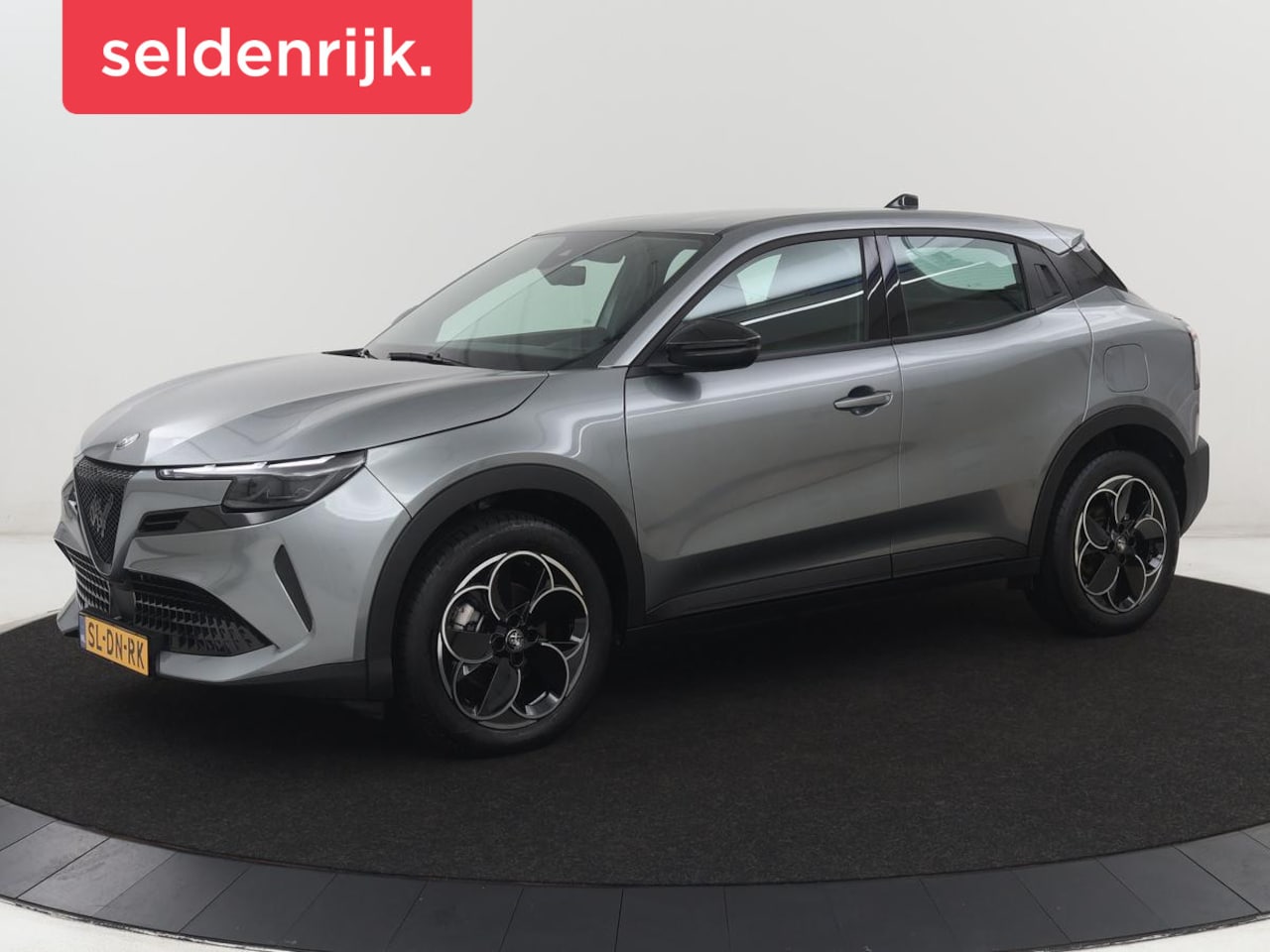 Alfa Romeo Junior - Elettrica 54 kWh | SOH 97,3% | Adaptive cruise | Carplay | Full LED | Parkeerhulp | Climat - AutoWereld.nl