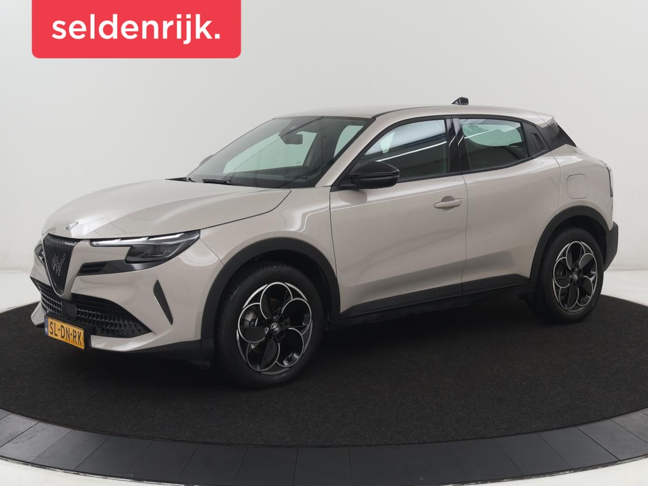 Alfa Romeo Junior - Elettrica 54 kWh | SOH 97,3% | Adaptive cruise | Carplay | Full LED | Parkeerhulp | Climat - AutoWereld.nl