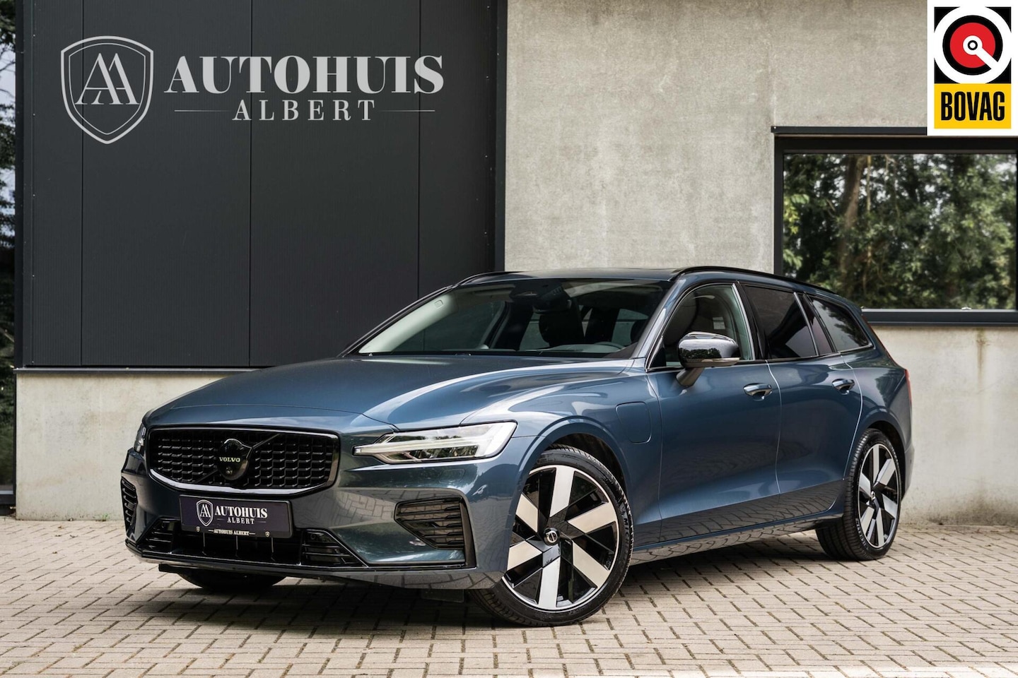 Volvo V60 - T8 Ultra Dark B&W Pano 360c HUD Massage 19" - AutoWereld.nl