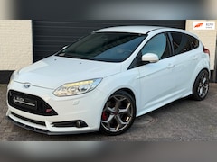 Ford Focus - 2.0 EcoBoost ST-3 | Recaro | Navi | Keyless | Xenon | Park Assist | Lane Assist