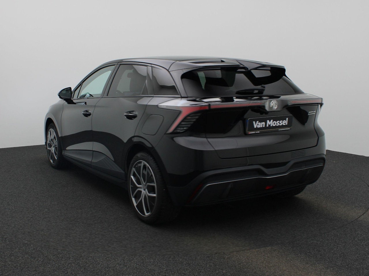 MG MG4 - Long Range Luxury 64 kWh | Navi | Led Koplampen | 360 Camera | Warmtepomp | CarPlay | MG i - AutoWereld.nl