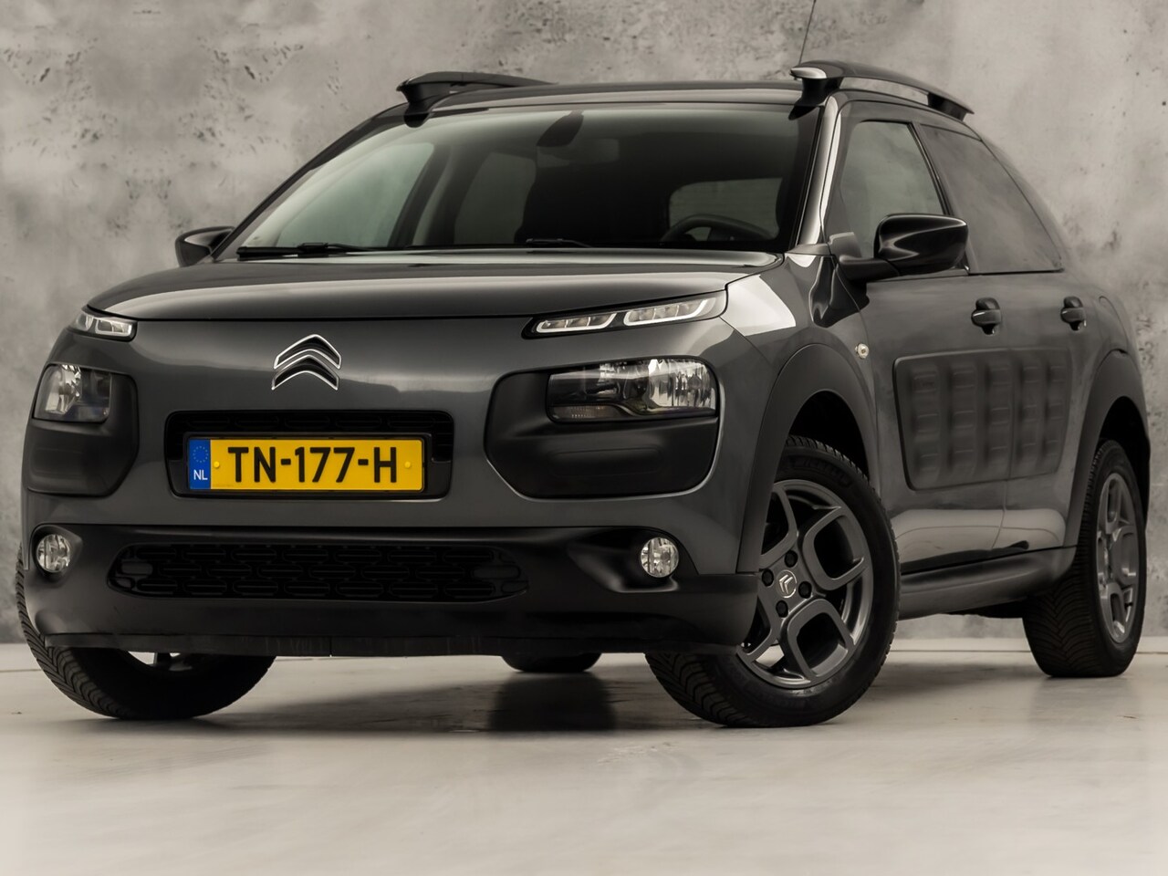 Citroën C4 Cactus - 1.2 PureTech Shine Sport (NAVIGATIE, GETINT GLAS, LM VELGEN, SPORTSTOELEN, PARKEERSENSOREN - AutoWereld.nl