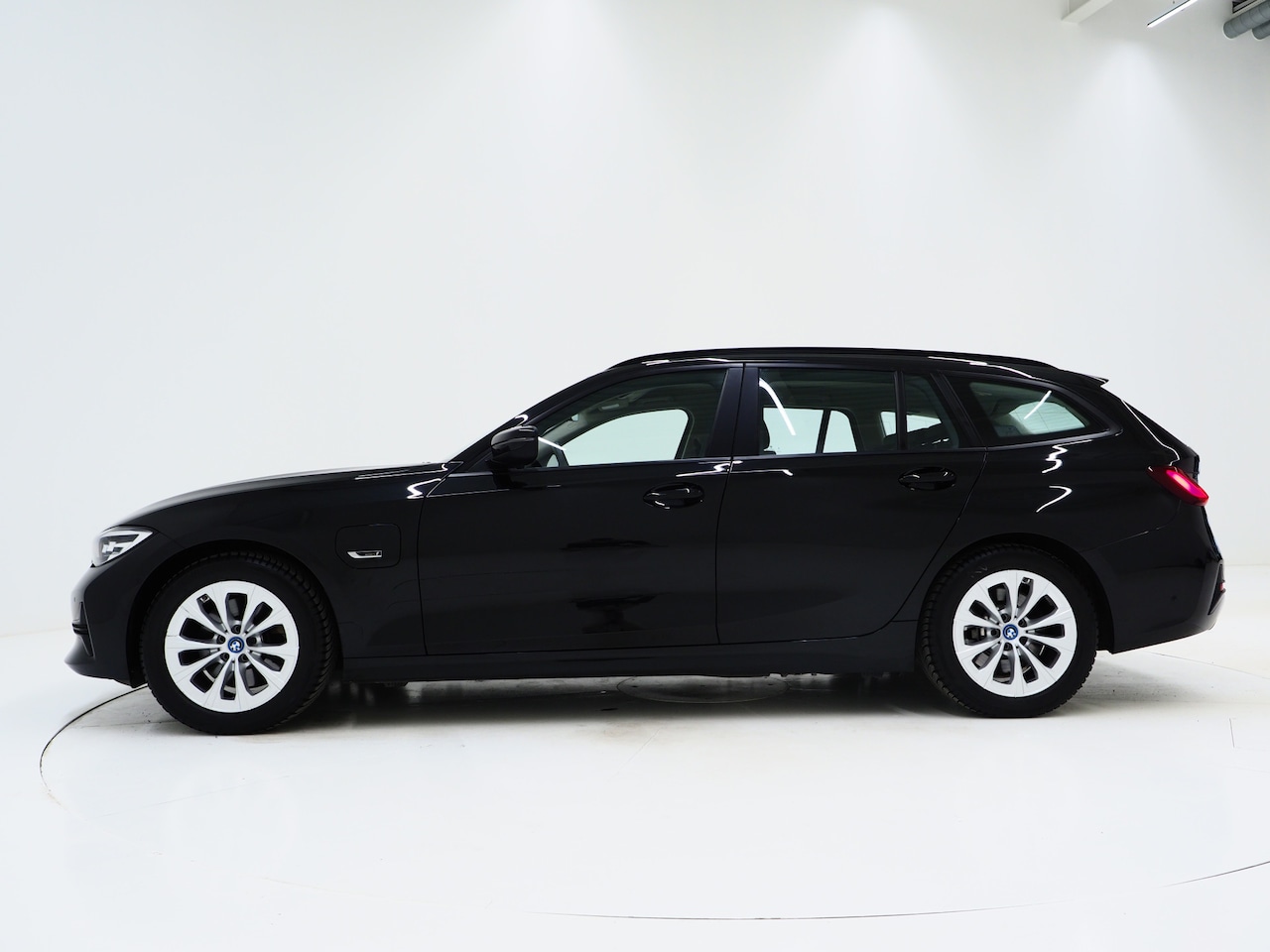 BMW 3-serie Touring - 320e Shadow Line | Camera | Trekhaak | Leder/Stof | DAB | LED | Cruise | Carplay - AutoWereld.nl