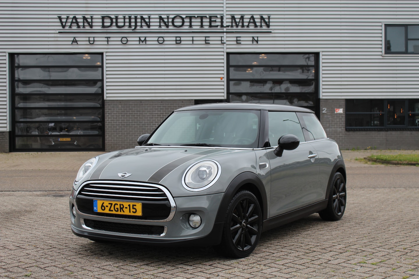 MINI Cooper - 1.5 Cooper Pepper / Navigatie / Stoelverwarming / N.A.P. - AutoWereld.nl