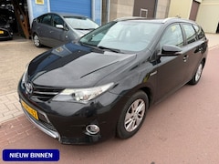 Toyota Auris Touring Sports - 1.8 Hybrid Aspiration okt-2014 Niet mooi, wel goed. NAP 252.380km met boekjes. Schade aan