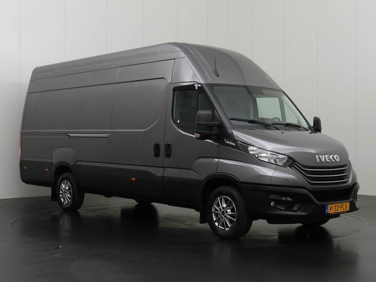 Iveco Daily - 35S18HV 3.0 Ltr Hi-Matic Automaat L4H3 Maxi | Bomvol Opties | 3500Kg Trekhaak | Oprijplaat - AutoWereld.nl