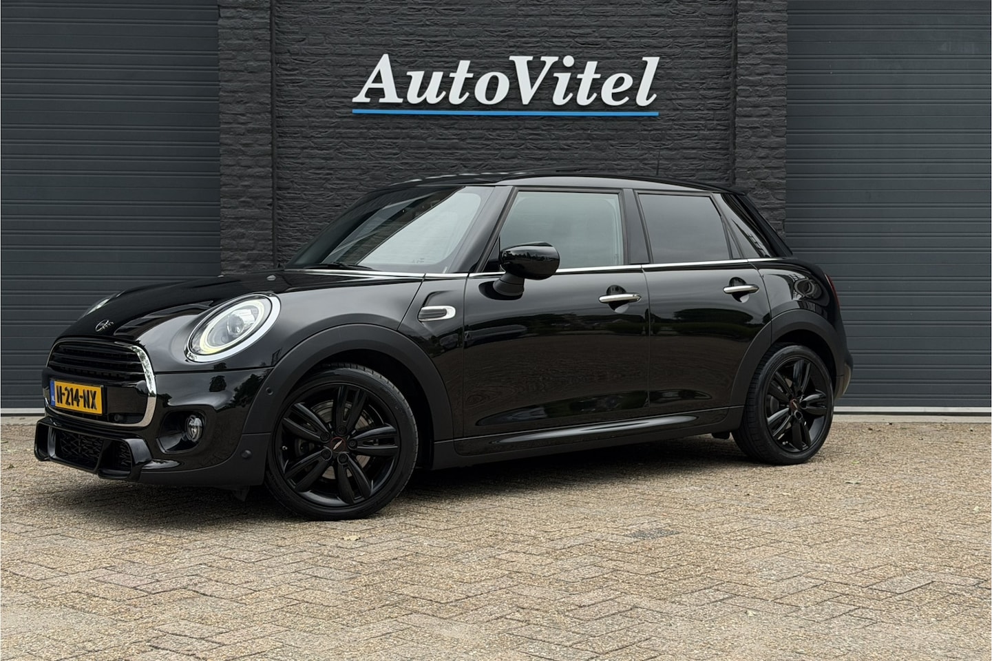 MINI 5-Deurs - 1.5 Cooper Dalston JCW pakket | Panodak | Kuipstoelen | Sfeerverlichting | Stoelverwarming - AutoWereld.nl