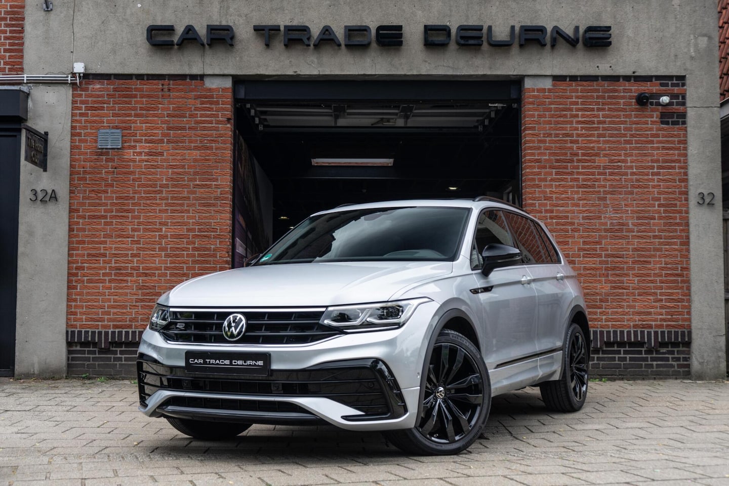 Volkswagen Tiguan - 1.5 TSI R-Line Pano / Trekhaak / Camera - AutoWereld.nl