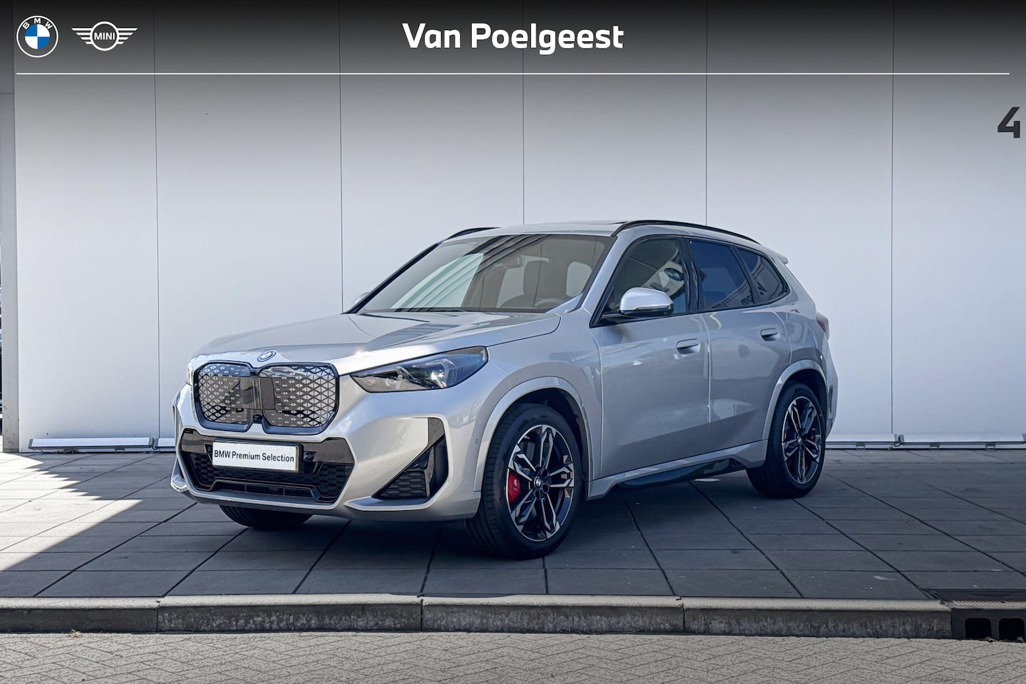 BMW iX1 - eDrive20 M Sport Edition M-Sport Pro / 19 inch / 360 graden Camera / Trekhaak / Getinte Ra - AutoWereld.nl