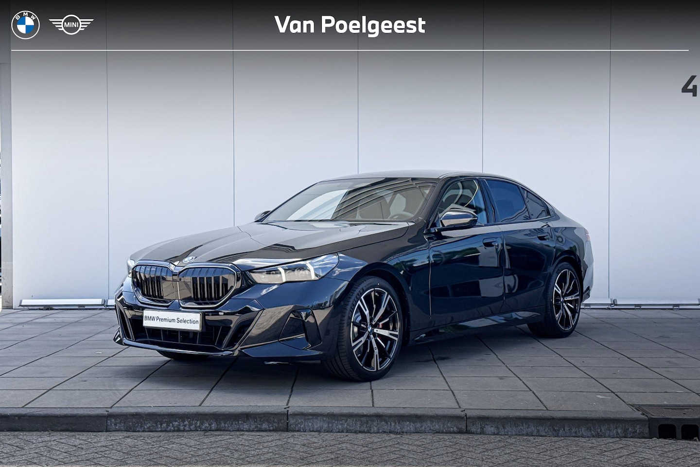BMW 5-serie - Sedan 520i M-Sport Pro / 20 inch / Driving Assistant Plus / Harman Kardon / Trekhaak / Gla - AutoWereld.nl