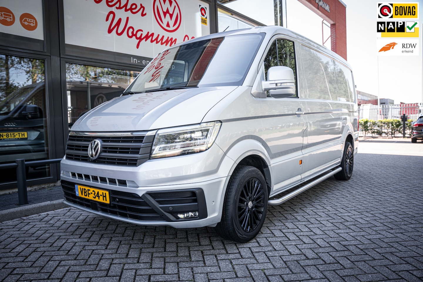 Volkswagen Crafter - 30 2.0 TDI 177pk L2H1 | 3000kg trekgewicht | Aut. | Navi | LED | PDC - AutoWereld.nl