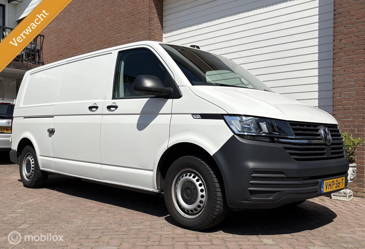 Volkswagen Transporter - 2.0 TDI L2H1 Airco Carplay Trekh Camera - AutoWereld.nl