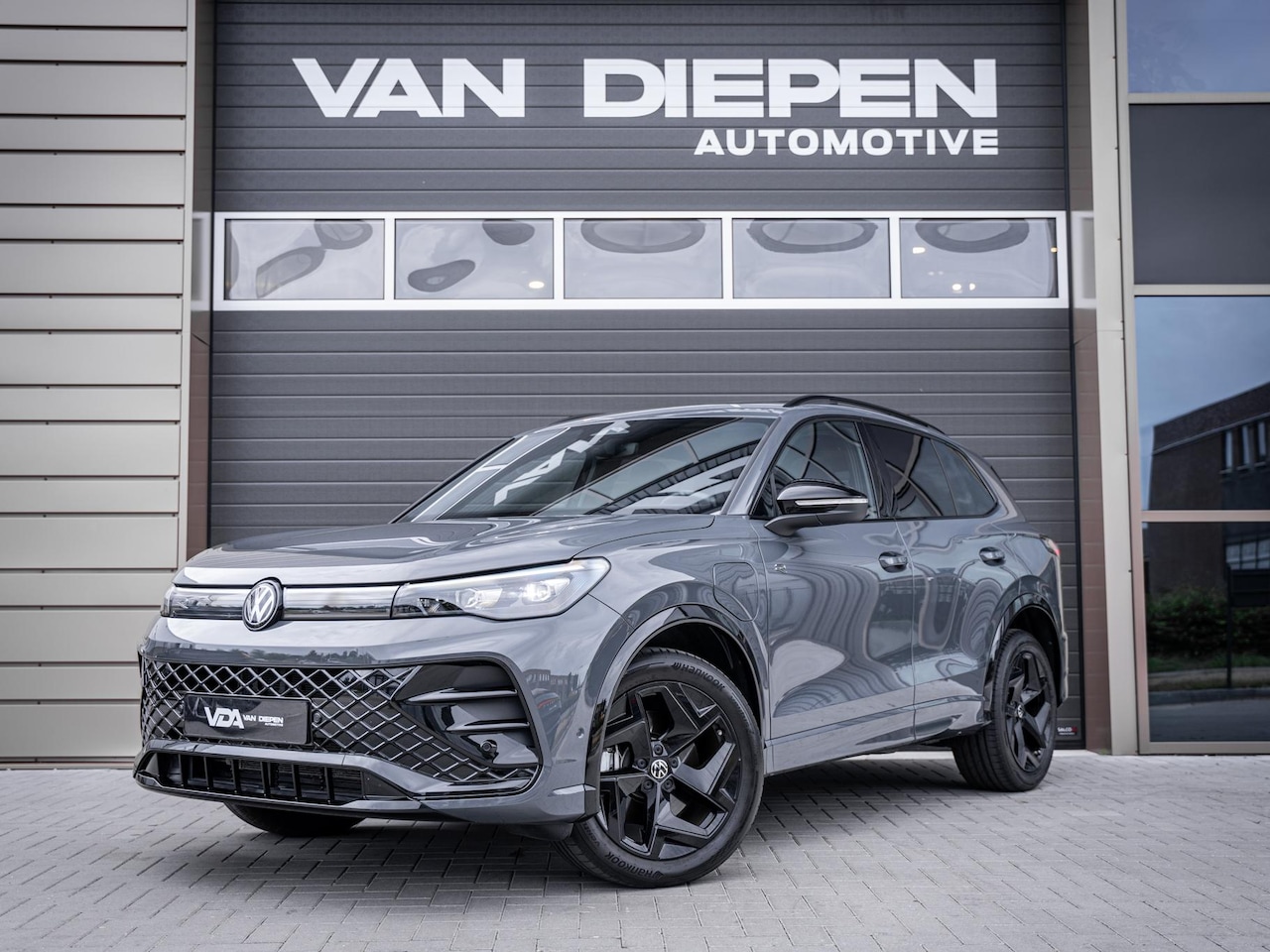 Volkswagen Tiguan - 1.5 eHybrid R-Line Edition - Dolphin Grey l Pano l Massage l Sfeerverl. - AutoWereld.nl