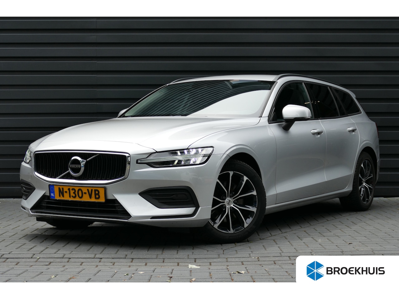 Volvo V60 - 2.0 B3 MOMENTUM ADVANTAGE / CAMERA / LED / 17"LMV / NAVI / CLIMA / PDC / BLUETOOTH / CRUIS - AutoWereld.nl
