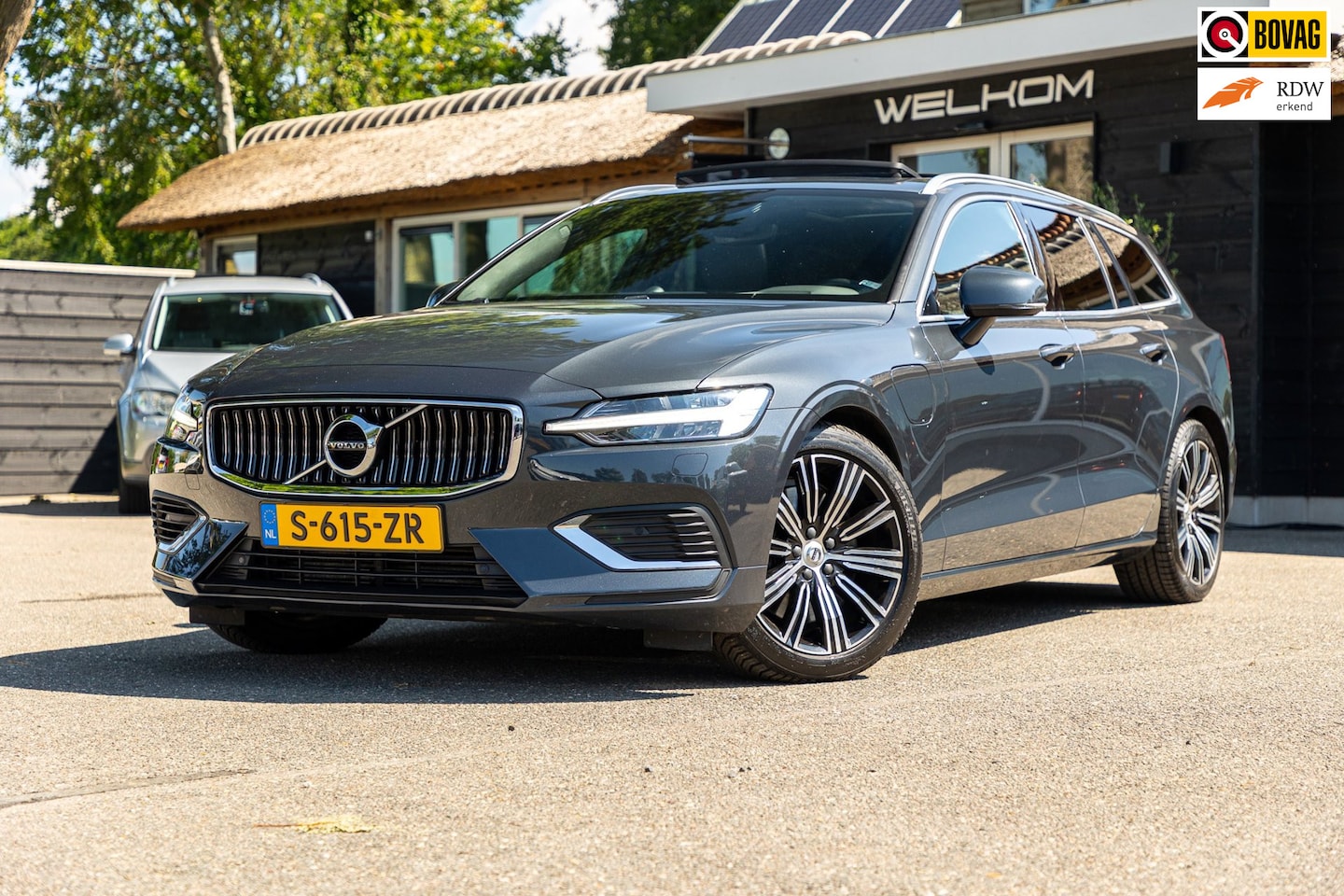 Volvo V60 - 2.0 T8 Twin Engine AWD I Inscription I bowers & wilkens I pano I Trekhaak I Pilot assist I - AutoWereld.nl