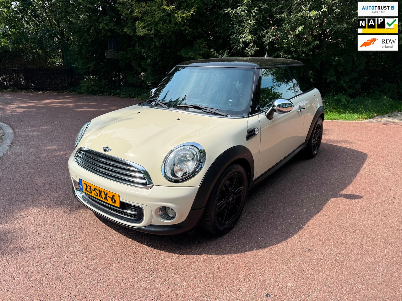 MINI 3-Deurs - 1.6 Cooper 10 Years II / Airco / Leder / NAP / PDC / Aux - AutoWereld.nl
