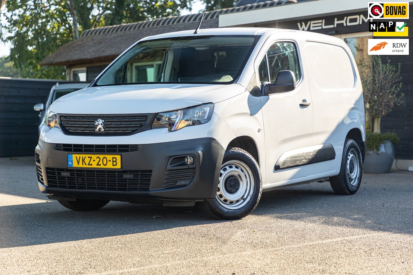 Peugeot Partner - 1.2 PureTech Premium I 4 stuks op voorraad I - AutoWereld.nl