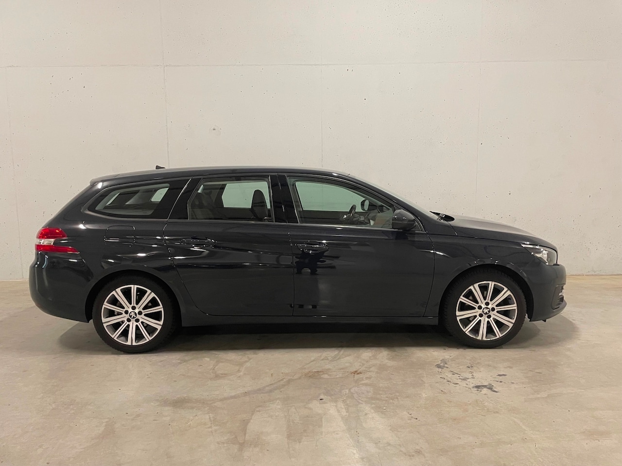 Peugeot 308 SW - 1.2 PureTech Blue Lease Leer Navi Cruise Clima Trekhaak PDC APK NAP - AutoWereld.nl
