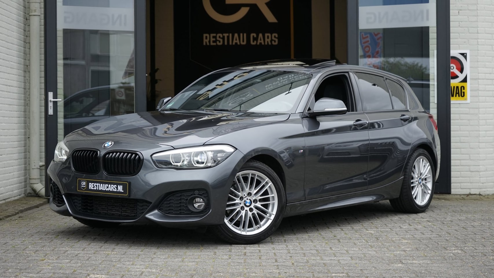 BMW 1-serie - 118i M Sport Shadow Line AUTOMAAT|CRUISE|FULL LED|LEDER|NAVIGATIE|PANORAMA|STOELVERWARMING - AutoWereld.nl