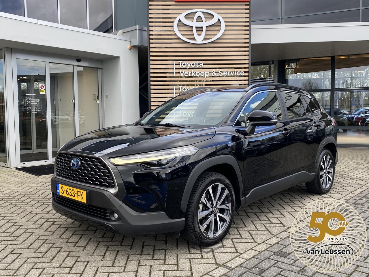 Toyota Corolla Cross - 2.0 HYBRID 184PK FIRST-EDITION BLIND-SPOT EL-ACHTERKLEP LM-VELGEN KEYLESS PARK-SENSOREN ST - AutoWereld.nl
